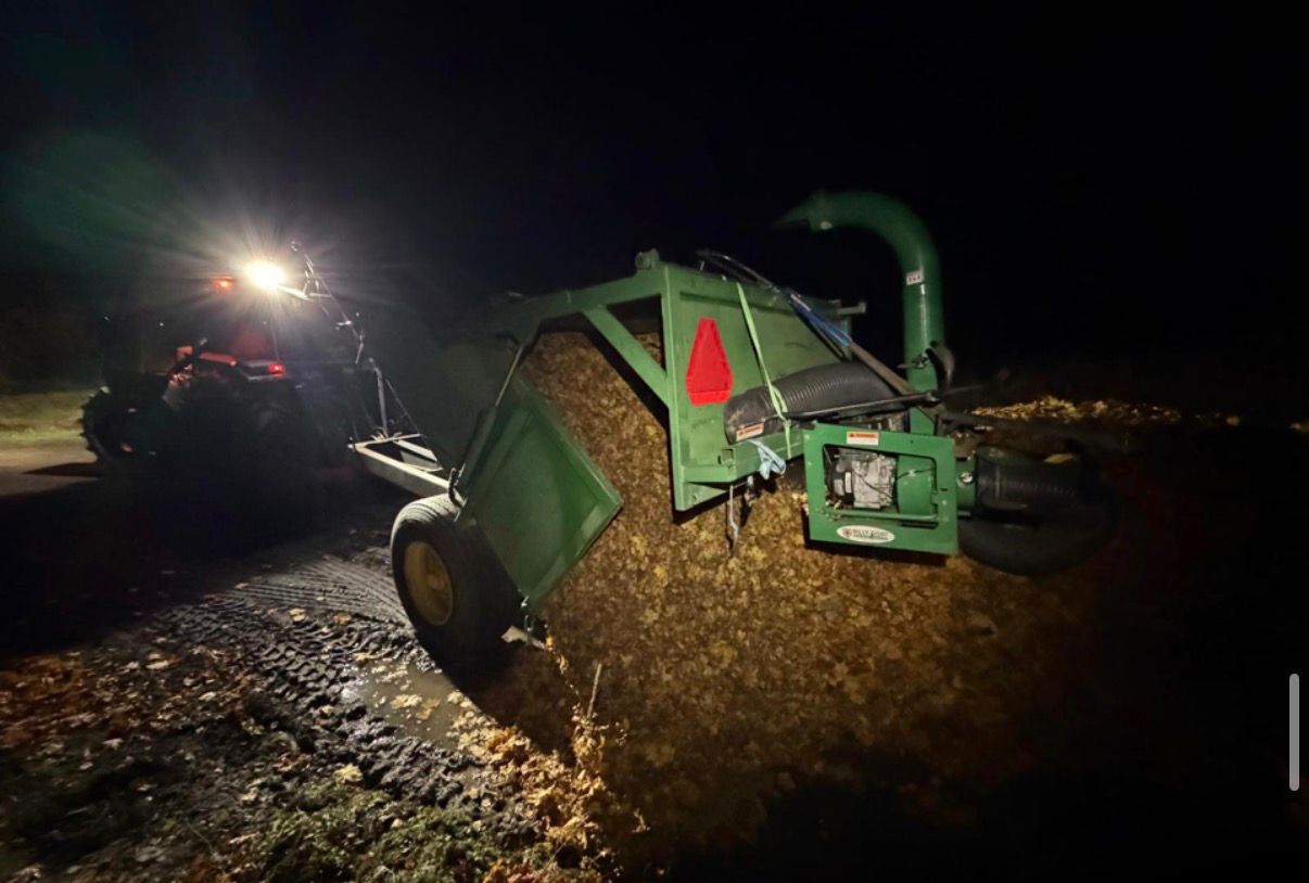 Lehtipurun tyhjennys, imuri silppuaa lehdet pieneksi joten kuorma saadaan tiiviiksi ja maksimi määrä lehtiä kerralla kyytiin