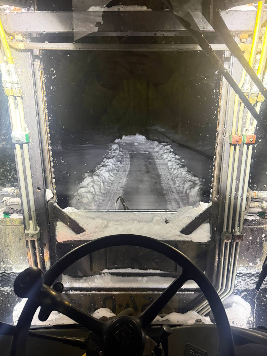 Lumen aurausta Valmet 380H kiinteistötraktorilla