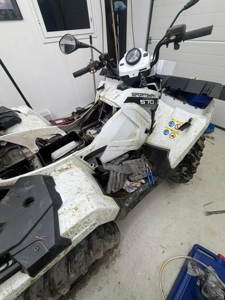Polaris sportsman kausihuolto, huollon yhdeydessä vaihdettiin myös etupään vetoakselin suojakumit