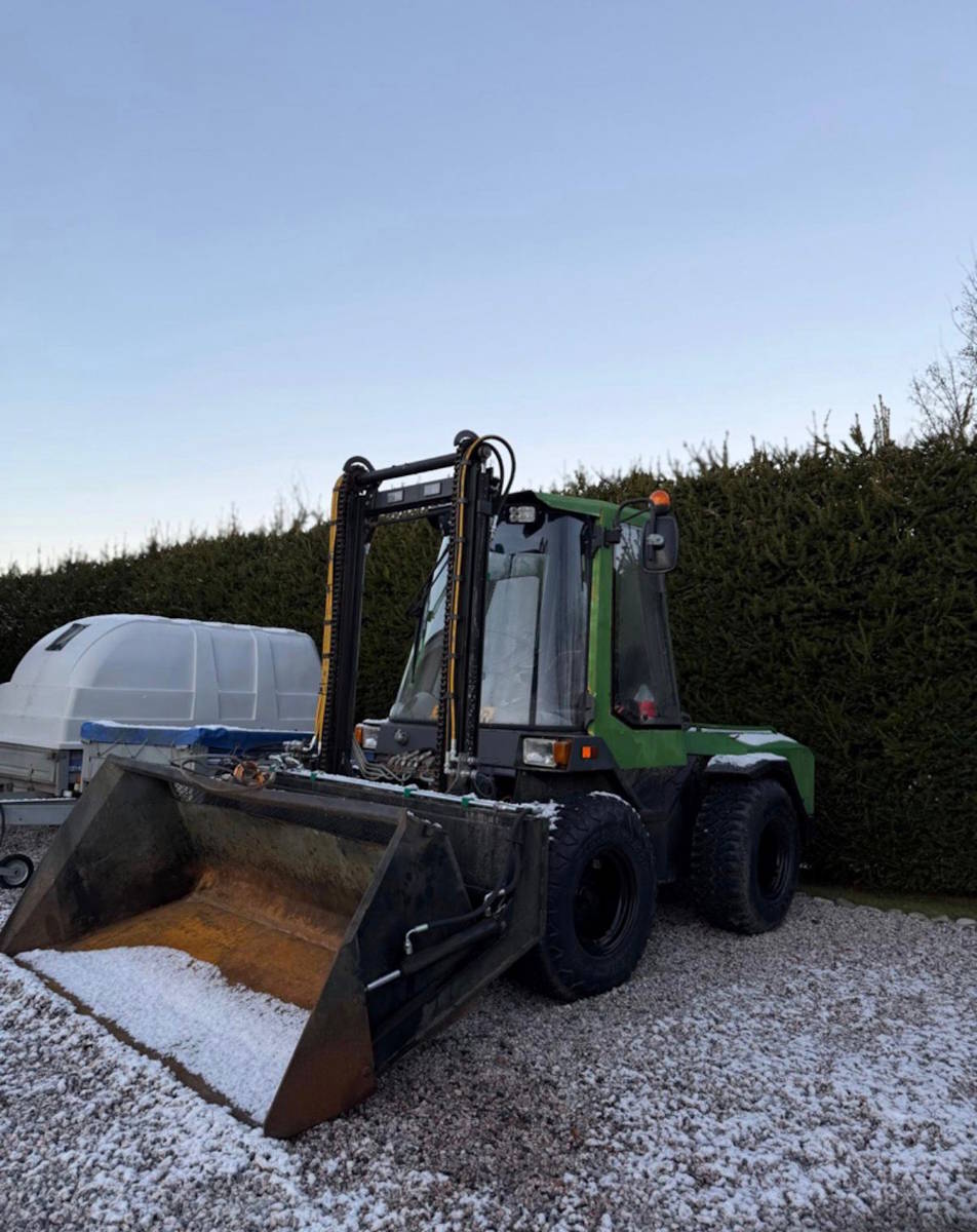 Apuna kiinteistö töissä Valmet 380H varustettuna suurella kauhalla, tällä myös lumityöt onnistuvat kätevästi