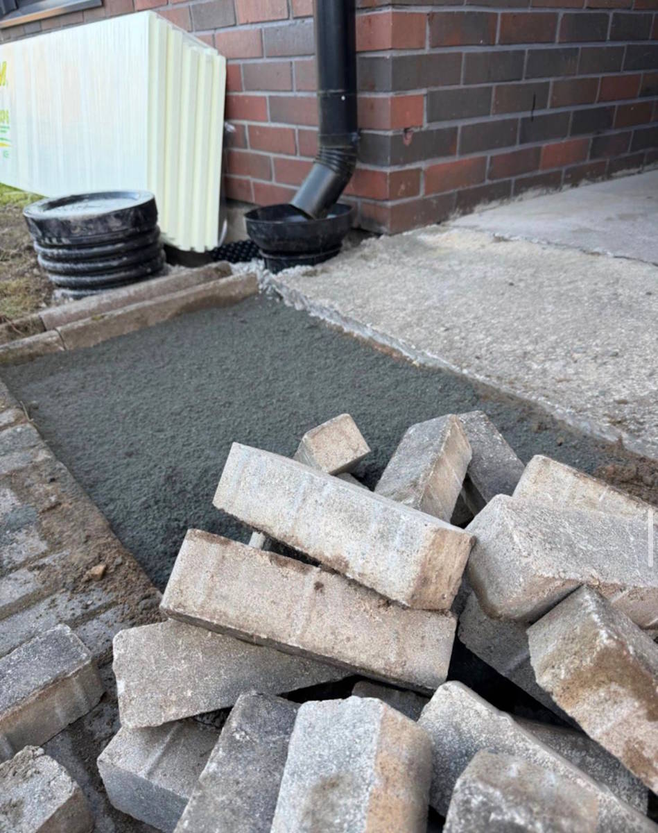 Kivilaattojen asentamista