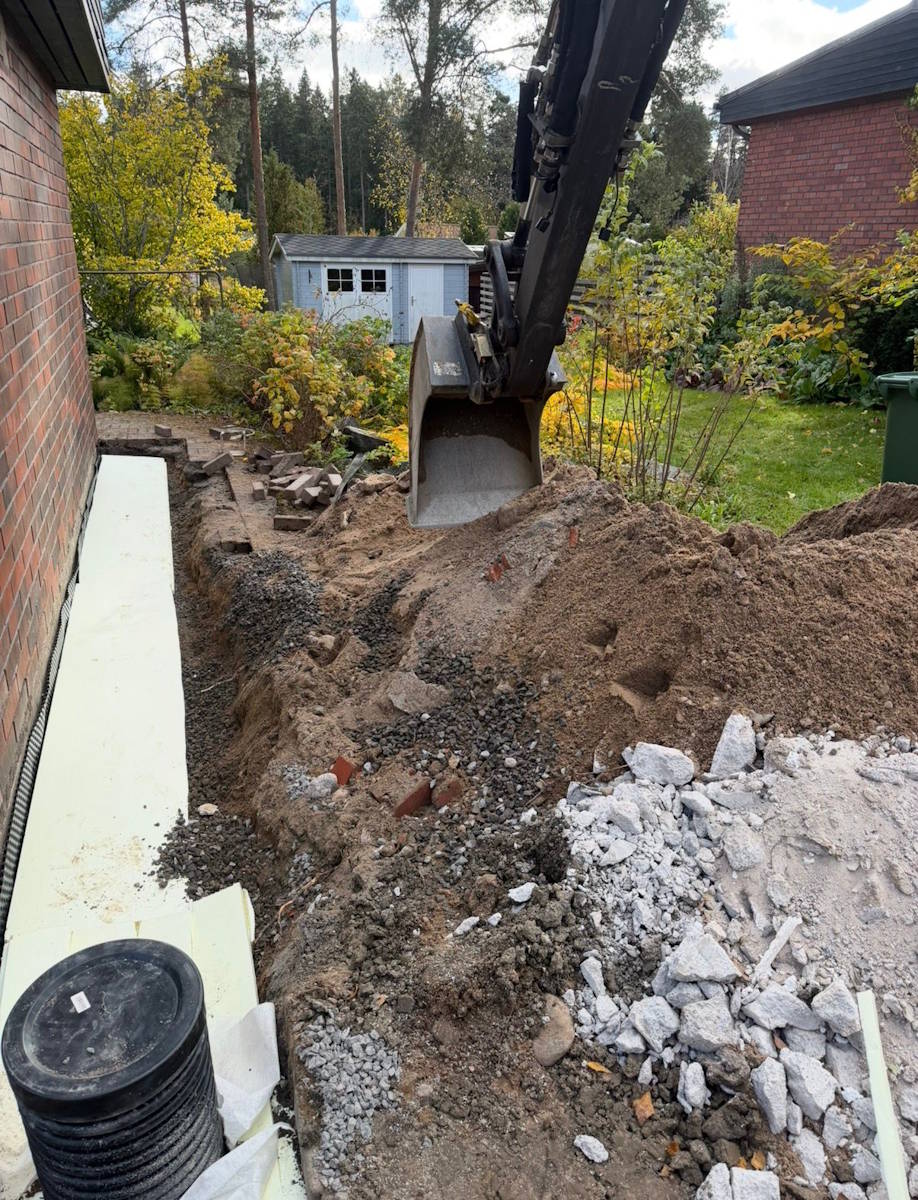 Uusien salaojien rakentamista