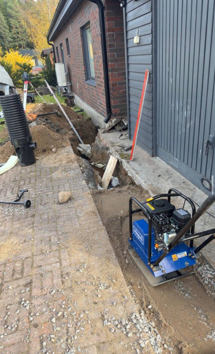 Uusien salaojien rakentamista