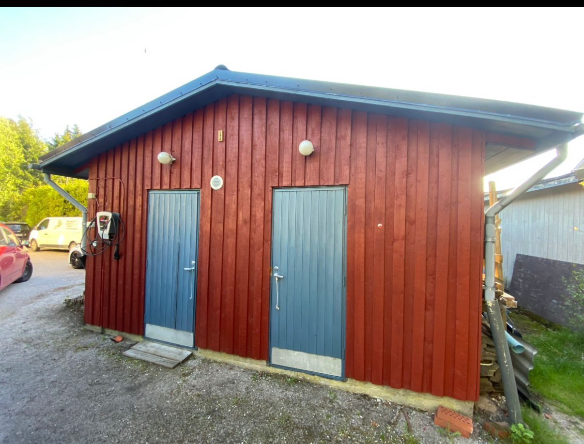 Varaston pääty maalauksen jälkeen